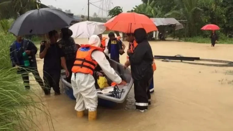 Severe floods affect millions, claim over 30 lives in Thailand and Malaysia