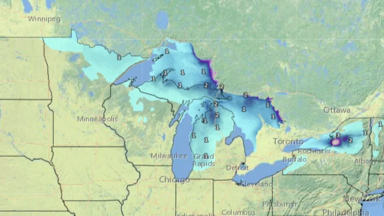 Map showing forecast snow accumulation around the Great Lakes between from Monday to Wednesday.