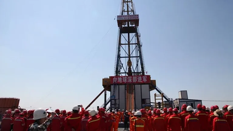 Workers stand in front of Songke 2