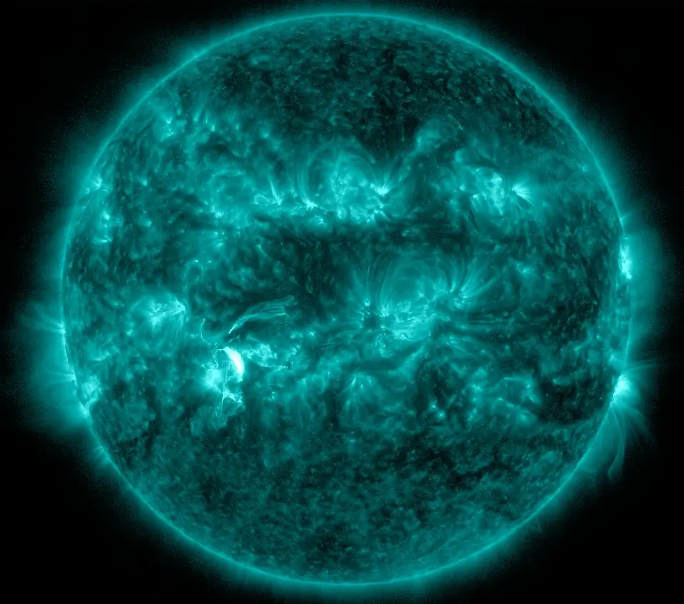 m3.3 solar flare 1019utc january 22 2025 aia 131
