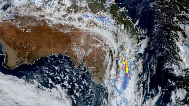 satellite image australia with rainfall radar - 0710 utc january 15 2025