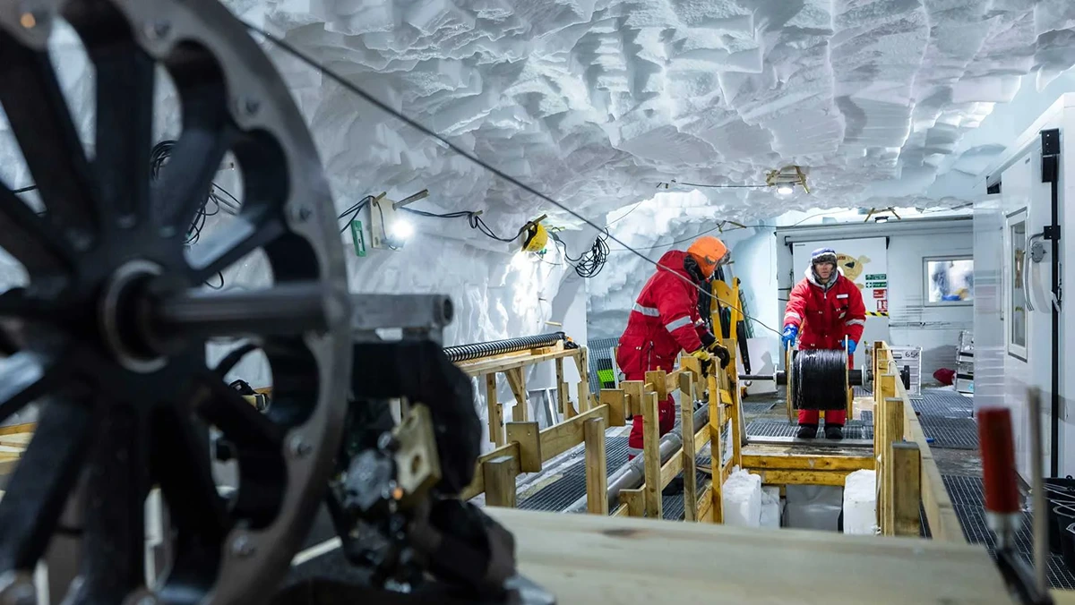 ETH professor Fichtner lowering a fibre-optic cable