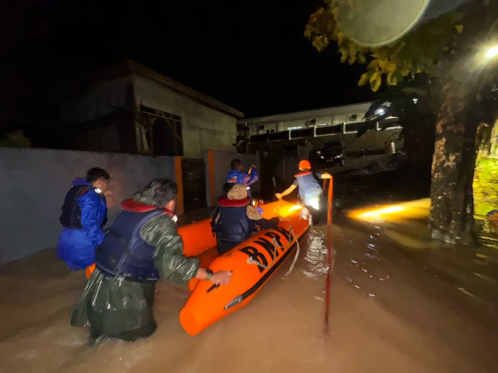 BPBD personnel evacuate residents affected by the flood that hit Muara Enim Regency, South Sumatra Province on March 3, 2025