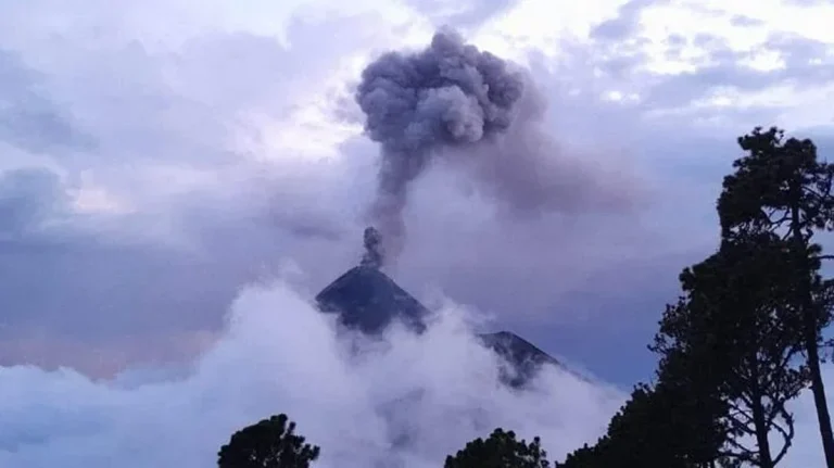 Effusive eruption at the volcano of Fuego on March 9, 2025