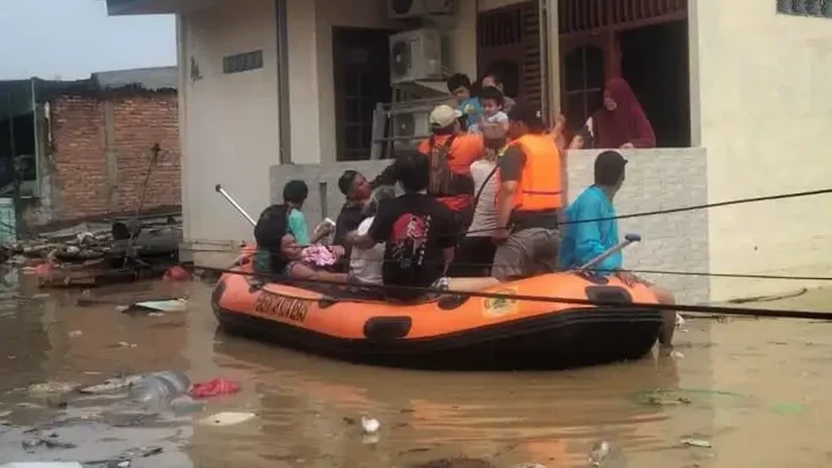 Evacuation process of affected residents using rubber boats by Bekasi City BPBD on March 4, 2025
