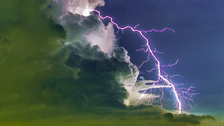 A lightning bolt over Brazil. Photo credit: Sergio Mazzi