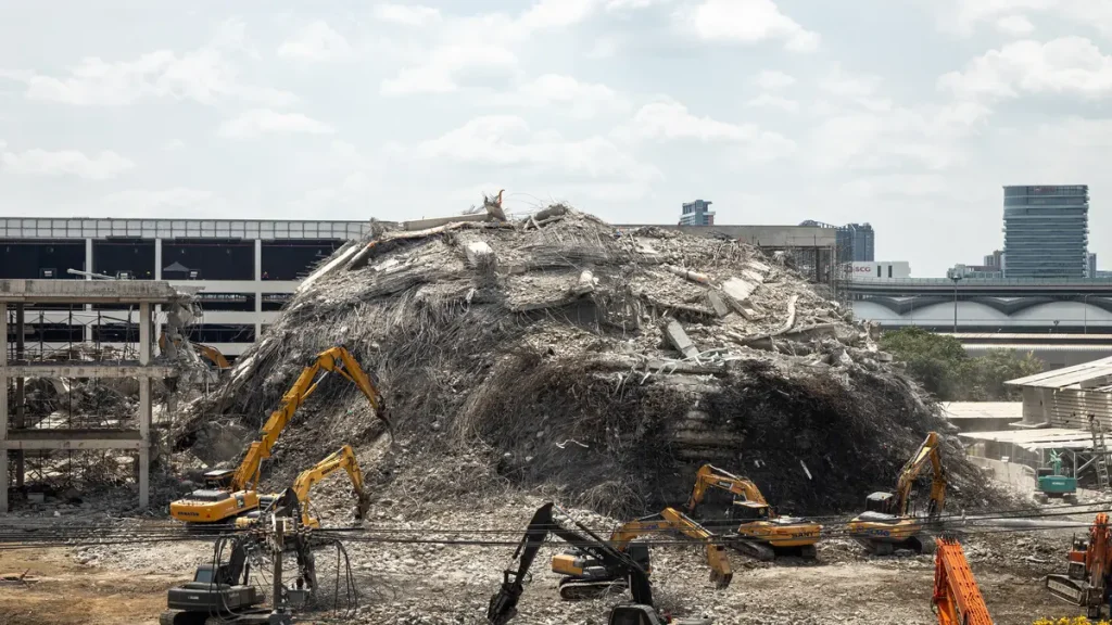 Collapse of New Headquarters of the State Audit Office (Thailand) after the 2025 Myanmar earthquake, pictured from JJ Mall, Bangkok. Image credit: Supanut Arunoprayote