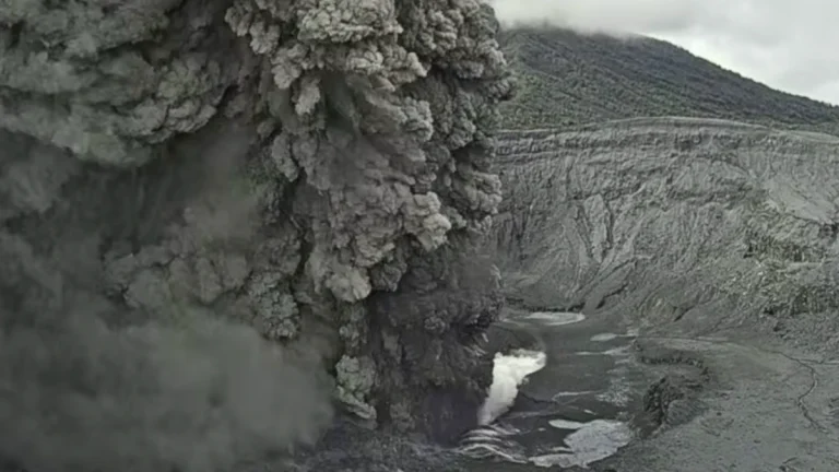Eruption at the Poas Volcano, Costa Rica at 14:14 LT on April 21, 2025