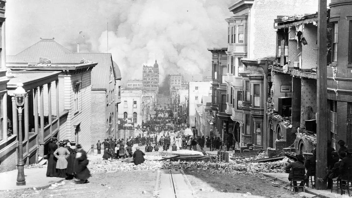 the most famous photo of the destruction of San Francisco by earthquake and fire on April 18 1906 by Arnold Genthe