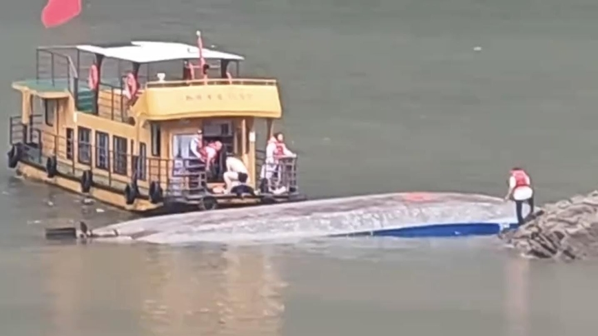Boat capsizes in Qianxi on May 4, 2025. Image credit: Internet photo