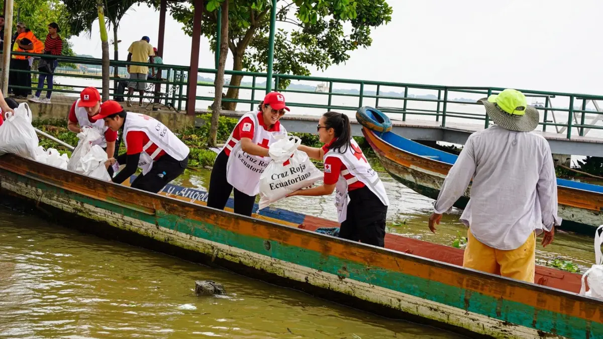 Volunteers from the Ecuadorian Red Cross distribute emergency supplies by boat in flood-affected communities. Image credit: The Red Cross