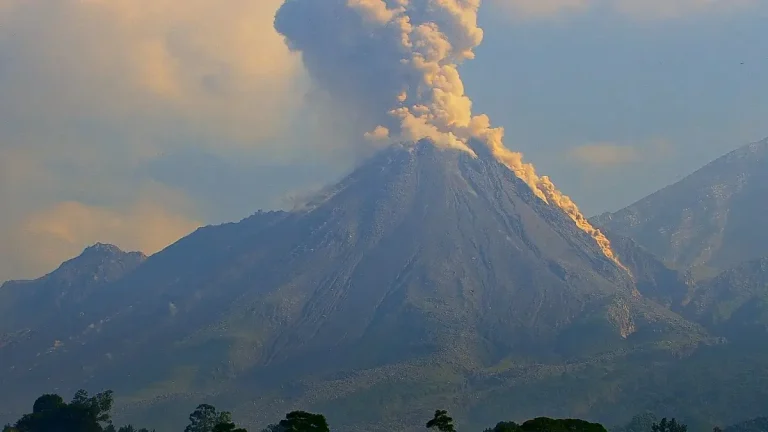Explosions and pyroclastic flows at Santa Maria volcano, Guatemala