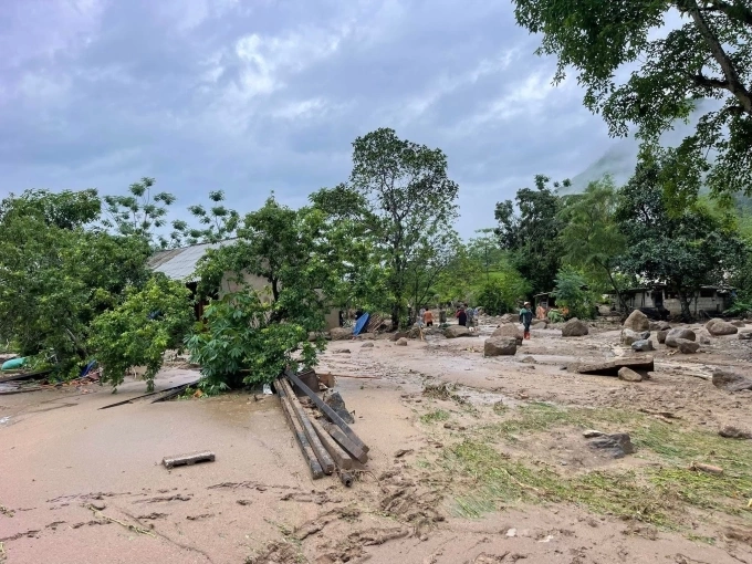 Flash flood aftermath in northern Bac Kan Province's Ba Be district on May 17, 2025