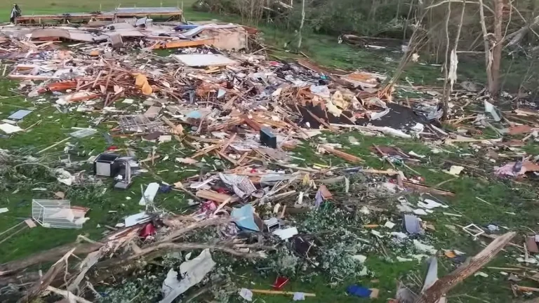 Tornado Emergency issued as violent tornado strikes Marion, Illinois osc stillshot