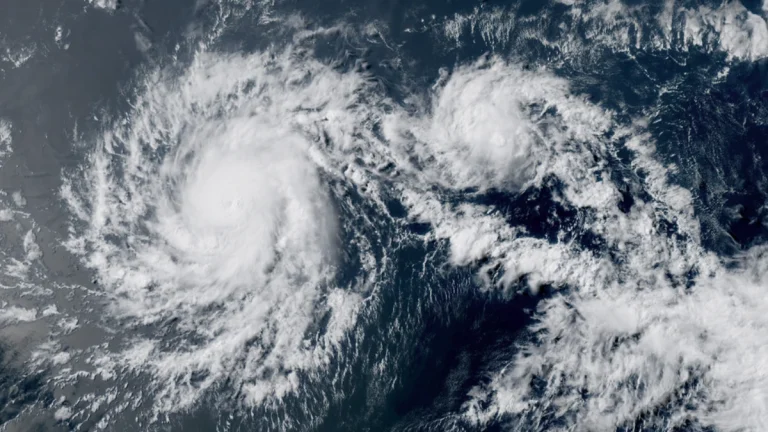 Satellite image of Hurricane Iona and Tropical Storm Keli, acquired at 0100 UTC on July 29, 2025. Credit: GOES-East, RAMMB/CIRA, The Watchers.