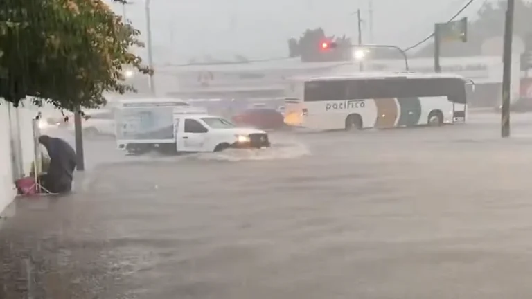 Flooding in Avenida Xalisco, Tepic, Nayarit, Mexico on August 7, 2025. Credit: Weather Monitors