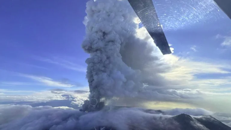 Krasheninnikov volcano erupts for the first time in 600 years. Credit Volcaholic