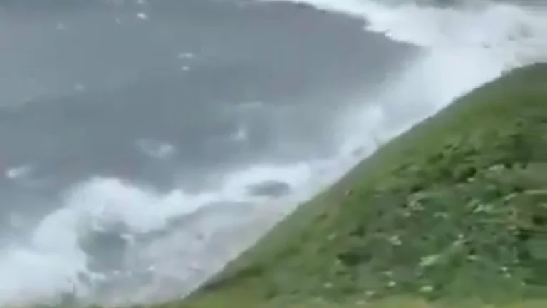 Tsunami arriving in Kamchatka after the M8.8 earthquake struck offshore on July 30th, 2025