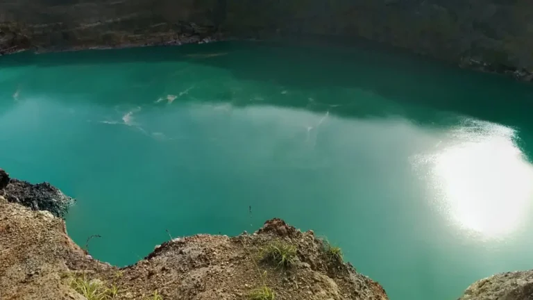 kelimutu volcano kawah ii lake 2014
