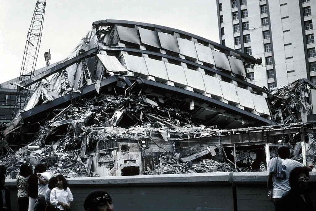 Apartment Complex Pino Suárez, in the wake of the earthquake