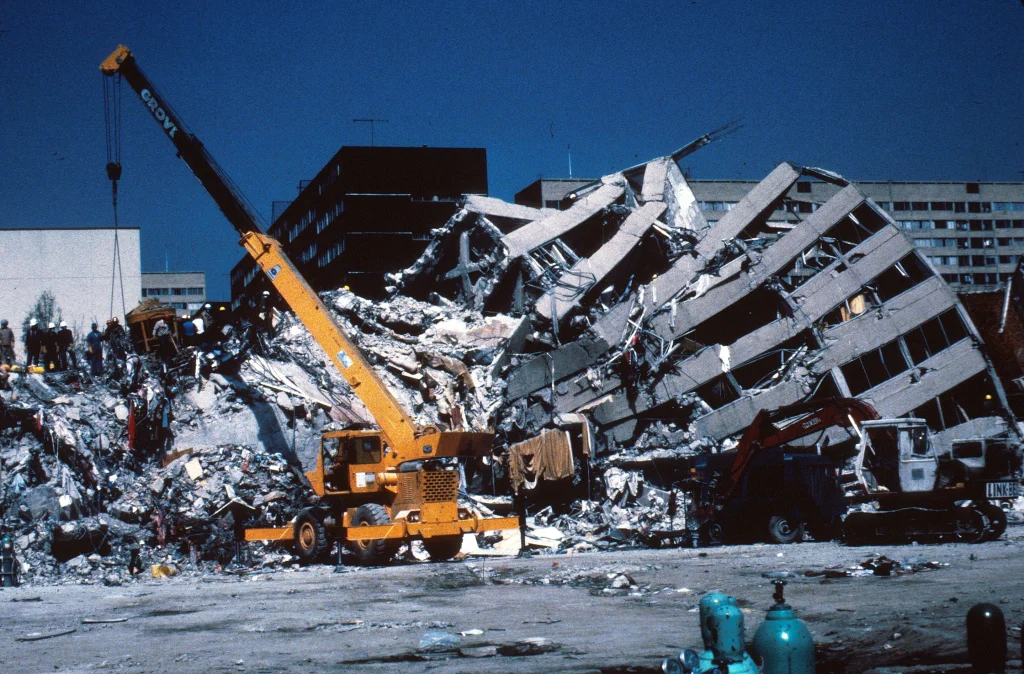 Nuevo León apartment building; part of the structure was only slightly damaged, while another part of it collapsed.