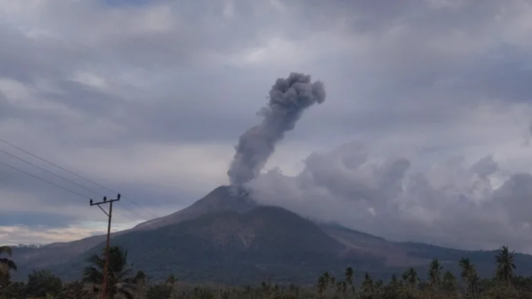 photo of mount lewotobi laki-laki on august 25 2025