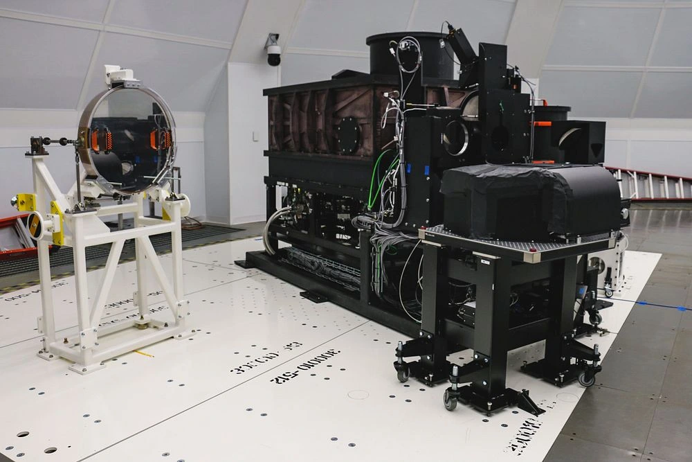 Cryo-NIRSP (right), the Inouye’s advanced coronal spectropolarimeter, used to track twisting plasma motions in the Sun’s corona