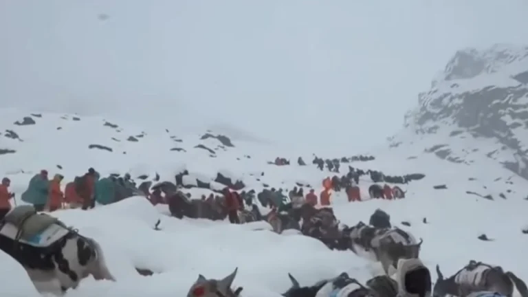 Hundreds stranded near Mount Everest after heavy snowfall hits Tibet october 2025