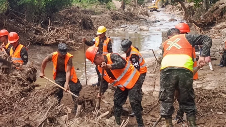 Local operatives clearing flood debris in Honduras on October 22, 2025. Credit: Fuerzas Armadas de Honduras