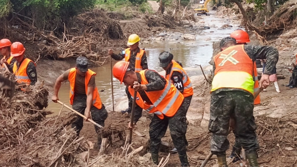 Local operatives clearing flood debris in Honduras on October 22, 2025. Credit: Fuerzas Armadas de Honduras