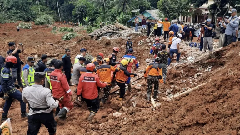 A joint team conducts search and rescue operations after a landslide in Cilacap Regency, Central Java, on Friday, November 14, 2025