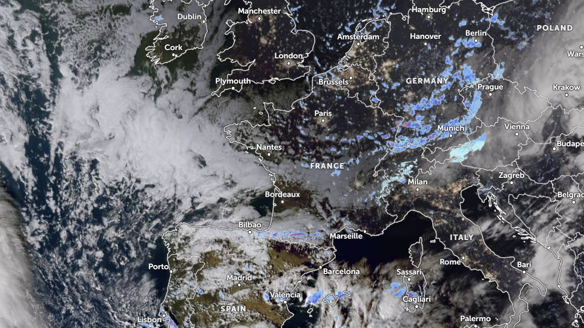 Satellite image of Europe as of 15:30 UTC on November 17, 2025. Credit: EUMESAT/Meteosat, Zoom Earth, The Watchers