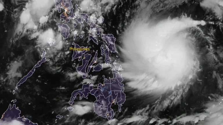 Satellite image of Severe Tropical Storm Kalmaegi as of 17:10 UTC on November 2, 2025. Credit: JMA/Himawari-9, RAMMB/CIRA. The Watchers