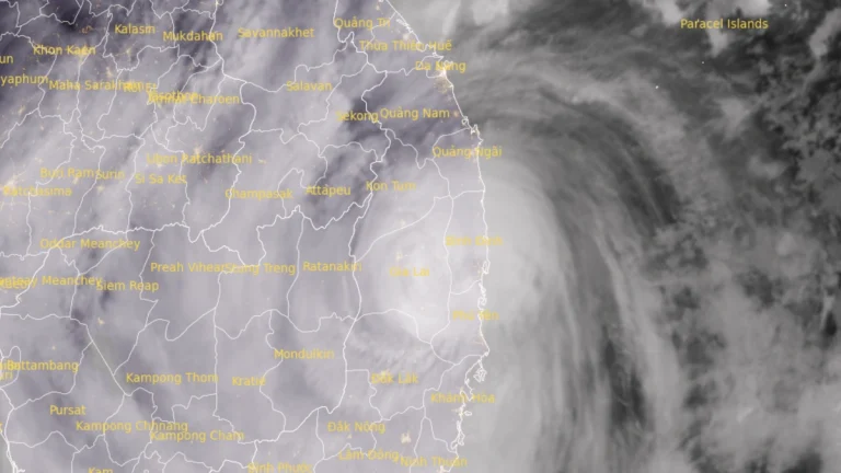 Satellite image of Typhoon Kalmaegi making landfall over Binh Dinh Province at 12:00 UTC on November 6, 2025. Credit: JMA Himawari-9, RAMMB/CIRA, The Watchers