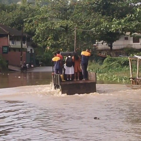 Students using trucks for transportation amid deadly flooding in Sri Lanka on November 27, 2025. Credit: DMC