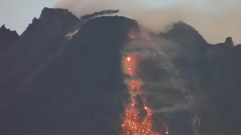 partial dome collapse merapi volcano indonesia november 10 2025
