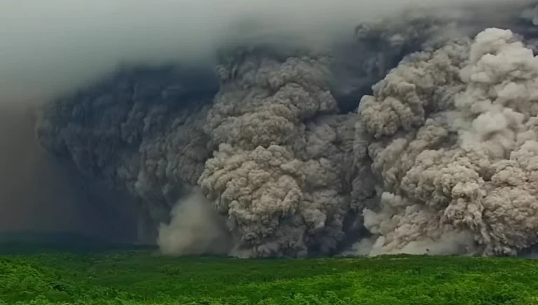 pdc flow semeru volcano indonesia november 19 2025