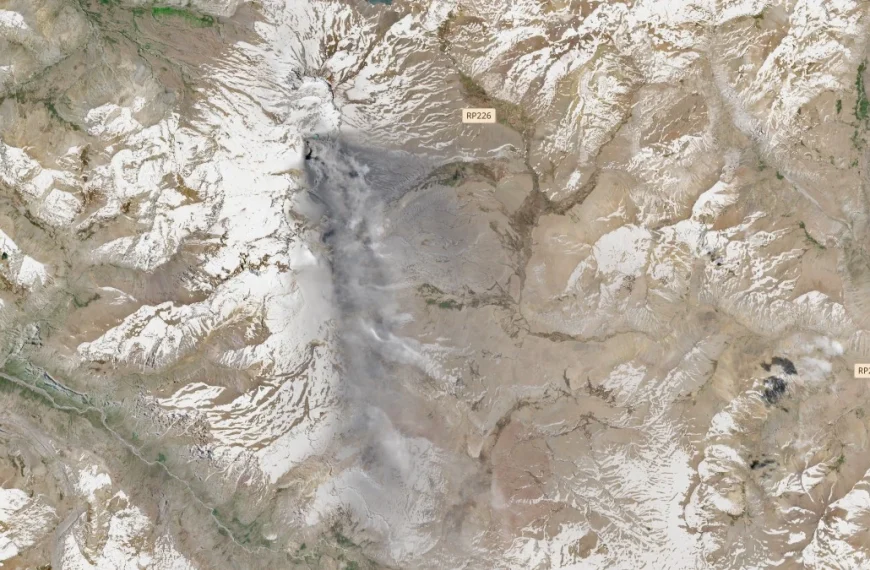 satellite image of ash from Planchón-Peteroa volcano on november 8 2025