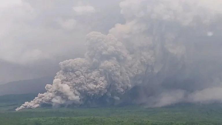 semeru eruption november 19 2025f