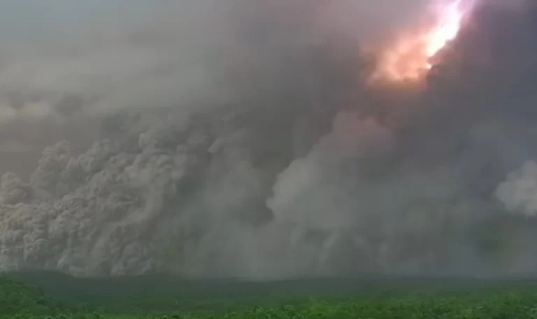 volcanic lightning semeru pyroclastic flow november 19 2025 afartv