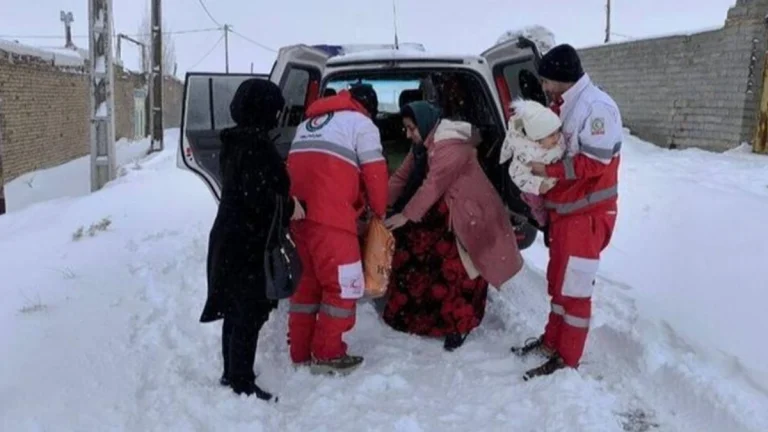 IRCS operatives helping citizens in iran after heavy snow ad rain betweeen Decemjber 15--21, 2025