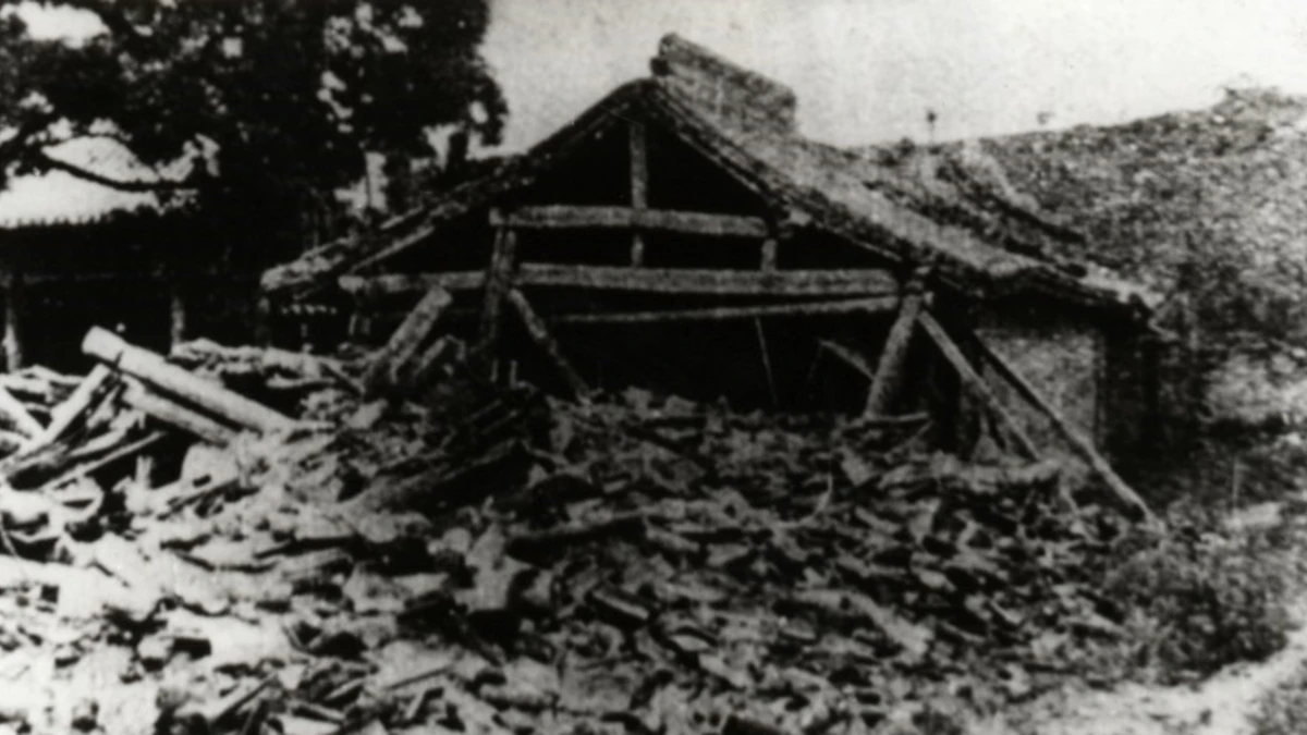 The ruins of a temple in the county seat of Jingning County, Gansu, in early 1921