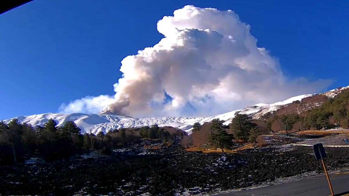mount etna italy eruption on december 27 2025