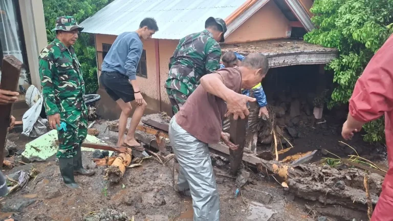 BPBD Sitaro Islands Regency together with a joint team carrying out efforts to search for missing victims, evacuate affected residents on January 5, 2026.