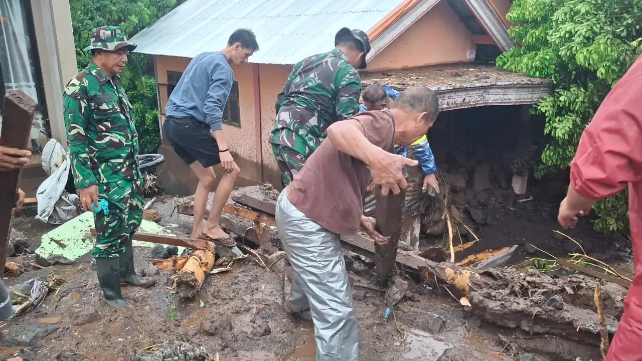 BPBD Sitaro Islands Regency together with a joint team carrying out efforts to search for missing victims, evacuate affected residents on January 5, 2026.