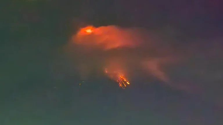 eruption at mayon volcano philippines january 8 2026