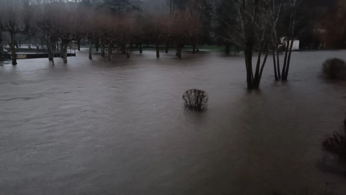 Storm Nils kills 1 in France, triggers rare Red Avalanche Alert in Savoie  as 850 000 lose power - The Watchers