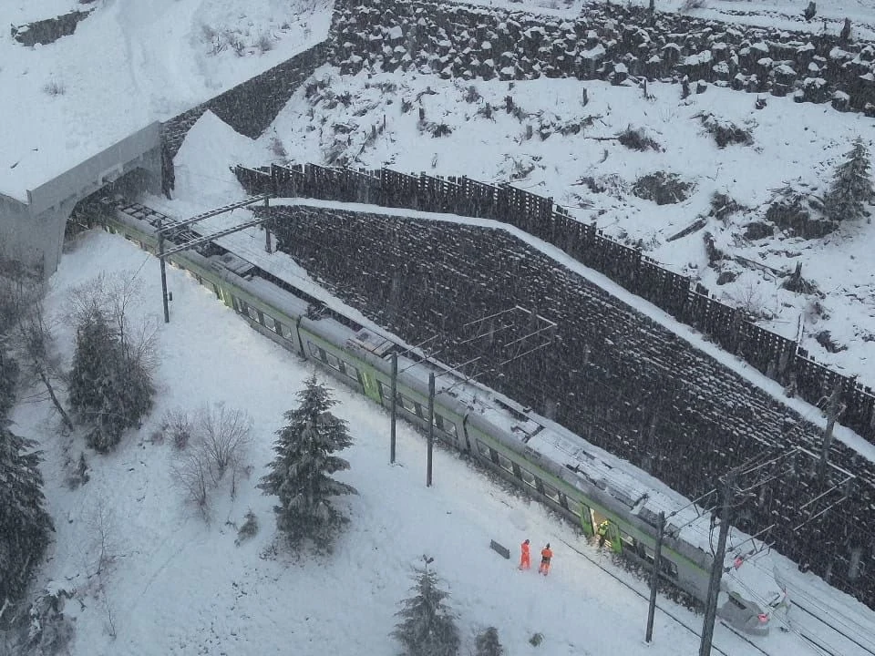 Drone view of derailed RegioExpress between Goppenstein and Hohtenn on Feb 16, 2026. Credit: Valais Police
