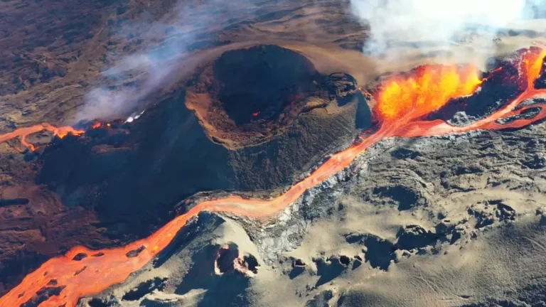 image on the first day of the eruption of February 13, 2026 at the Piton de la Fournaise