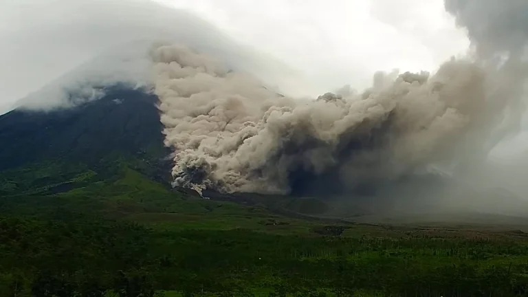 mount semeru pyroclastic flow 0728 lt february 14 2026